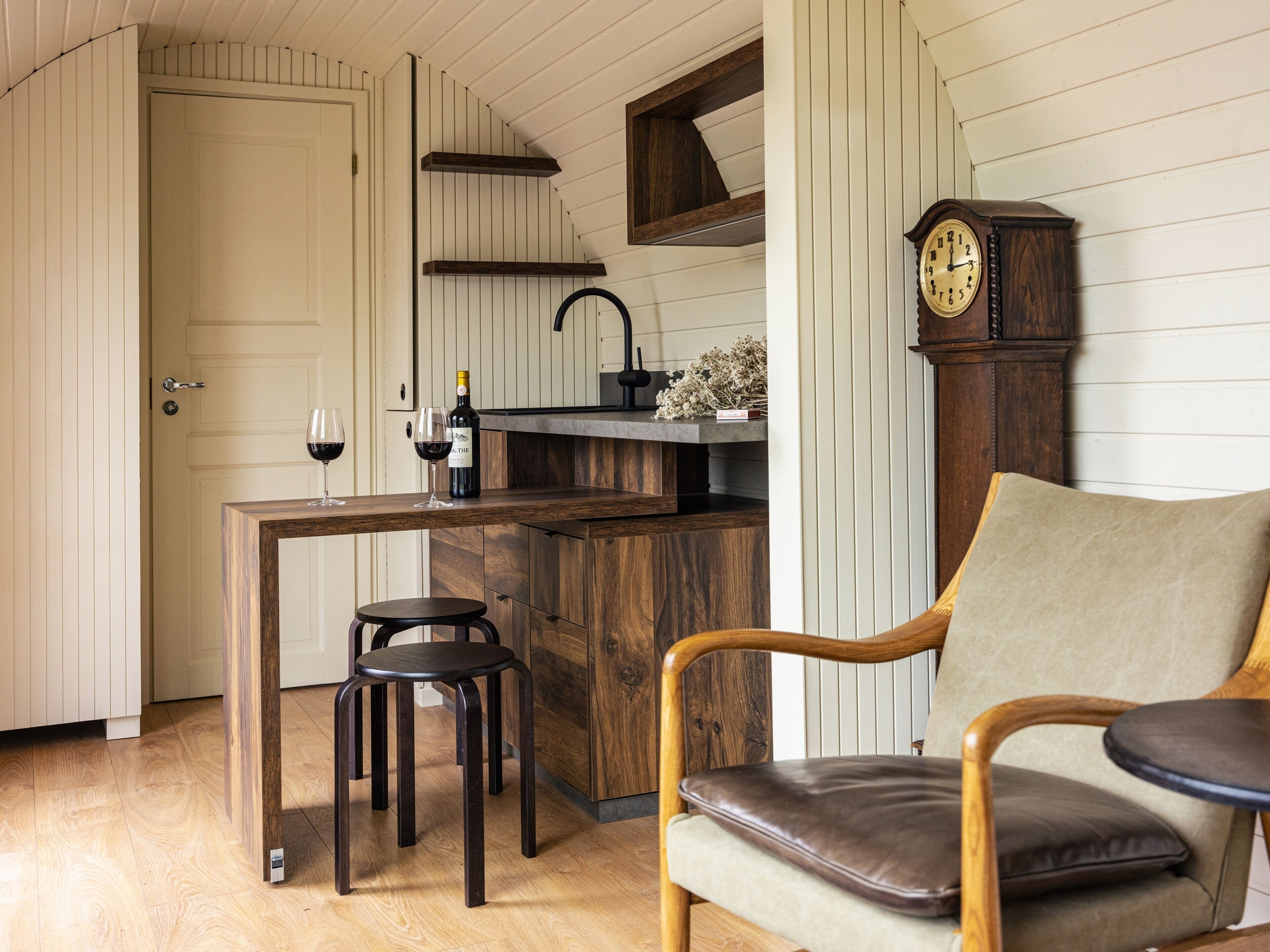 Deluxe huisje, uitzicht op tuin | Privékeuken | Een kinderstoel