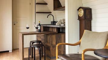 Deluxe huisje, uitzicht op tuin | Privékeuken | Een kinderstoel