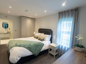 Grand Cottage, Garden View Whitfield Gate Lodge | Egyptian cotton sheets, premium bedding, individually decorated - The Forest at Mount Congreve Gardens (Waterford)