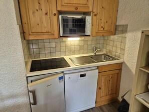 Fridge, oven, dishwasher, coffee/tea maker