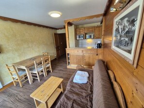 Living area - 20m from resort center, 3rd floor, balcony, tv, ski locker, 30m², Les 2 Alpes (Les Deux Alpes)