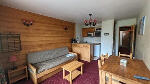 Living area - 20m from resort center, 3rd floor, balcony, tv, ski locker, 30m², Les 2 Alpes (Les Deux Alpes)
