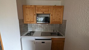 Een koelkast, een microgolfoven, een oven, een vaatwasser