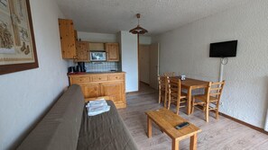 Living area - 20m from resort center, 4th floor, balcony, tv, ski locker, 33m², Les 2 Alpes (Les Deux Alpes)