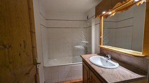 Bathroom - 20m from resort center, 3rd floor, balcony, tv, ski locker, 46m², Les 2 Alpes (Les Deux Alpes)