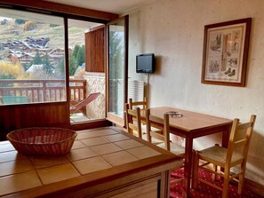 Dining - 20m from resort center, 3rd floor, balcony, tv, ski locker, 30m², Les 2 Alpes (Les Deux Alpes)