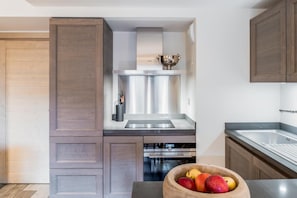 Kjøleskap, ovn, oppvaskmaskin og kaffetrakter/tekoker