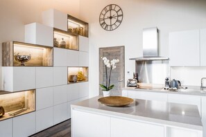 Kjøleskap, ovn, oppvaskmaskin og kaffetrakter/tekoker