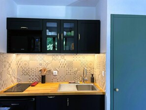 Réfrigérateur, micro-ondes, four, plaque de cuisson