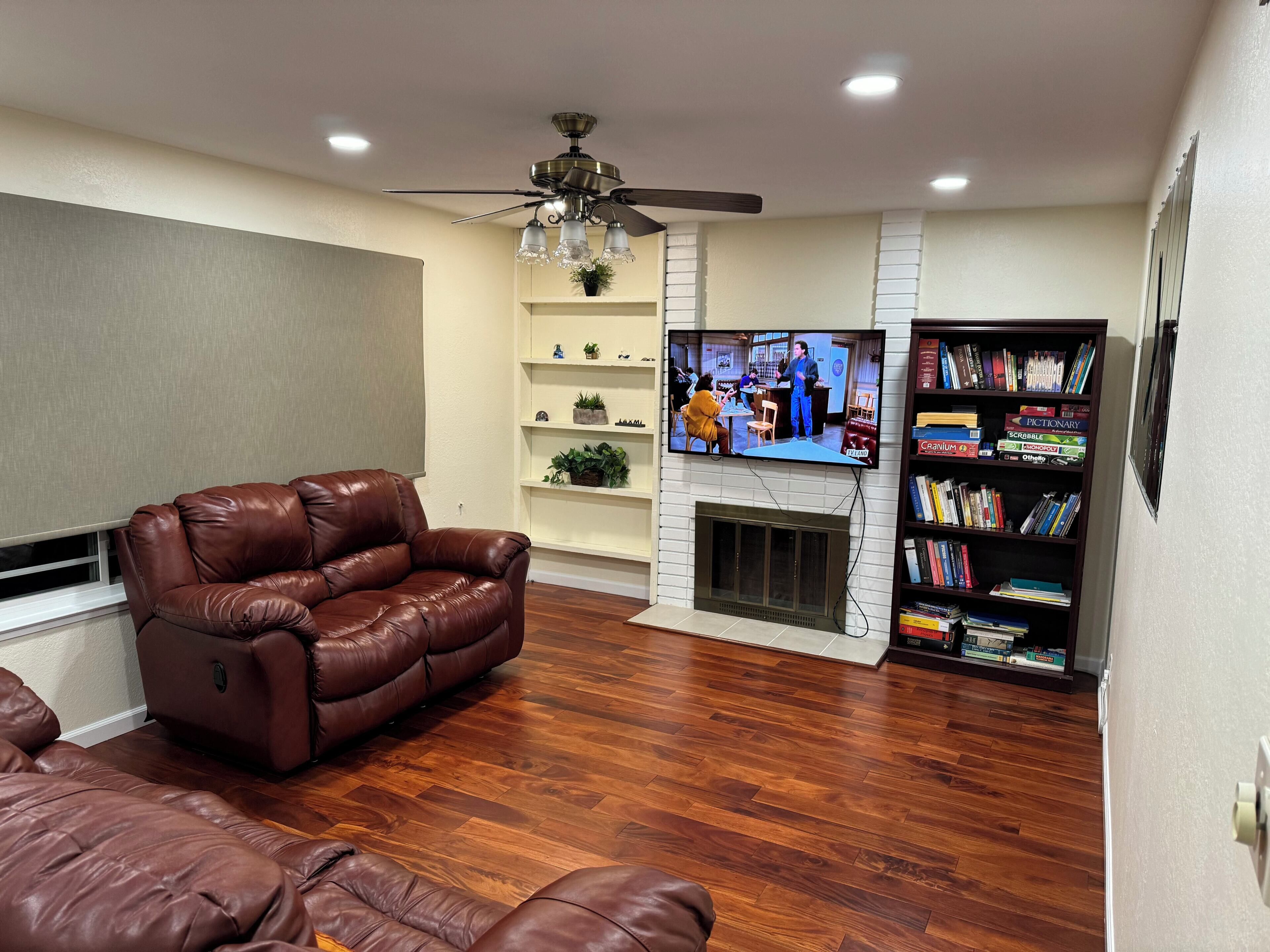 Smart TV, libros y monitor de computadora 