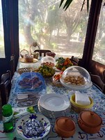 Desayuno con opciones de la cocina local incluido todos los días 