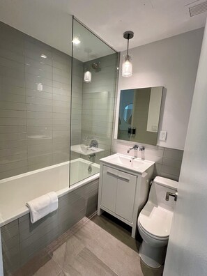 Haartrockner, Handtücher, Seife, Shampoo