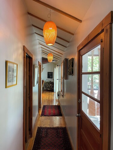 Welcoming cottage with WiFi in charming Barryville