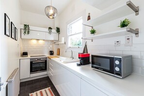 雪櫃、微波爐、焗爐、爐具