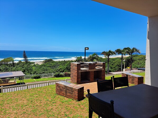 Outdoor dining - #7 Illovo ViewsCharming 2-bedroom apartment with WiFi in Kingsburgh (Kingsburgh)