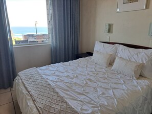 2 bedrooms, iron/ironing board, WiFi, bed sheets - #7 Illovo ViewsCharming 2-bedroom apartment with WiFi in Kingsburgh (Kingsburgh)