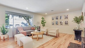 Living area - Forbes Farm Cottages Unit B (Kirkland)