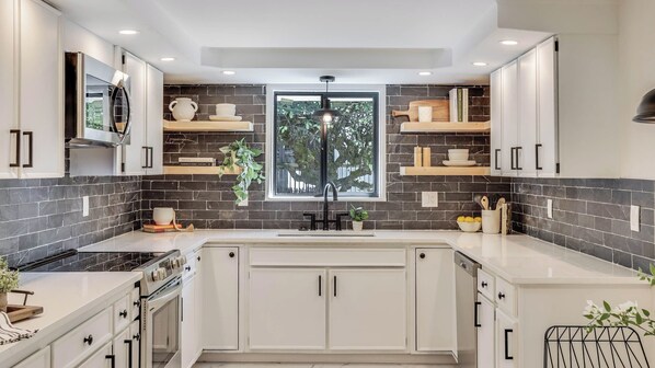 Private kitchen - Forbes Farm Cottages Unit B (Kirkland)