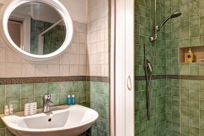 Dusche, Haartrockner, Bidet, Handtücher