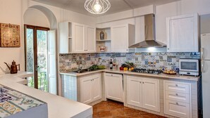 Cafetera y tetera, refrigerador, microondas y horno