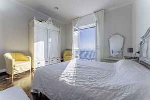 4 bedrooms, travel crib, free WiFi