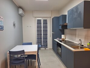 Fridge, oven, stovetop, coffee/tea maker