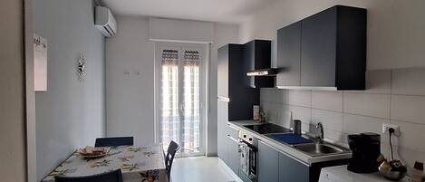 Fridge, oven, stovetop, coffee/tea maker