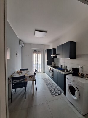 Fridge, oven, stovetop, coffee/tea maker