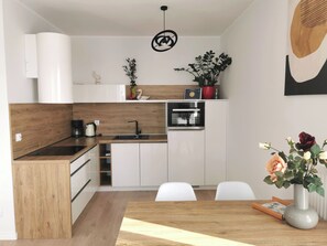 Refrigerador, horno, lavavajillas y cafetera y tetera