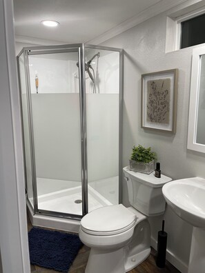 ヘアドライヤー、タオル、石鹸、トイレットペーパー