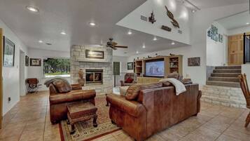 Rumah, Beberapa Tempat Tidur, patio (884 Loudon Rd.) | Area keluarga