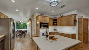 Rumah, Beberapa Tempat Tidur, patio (884 Loudon Rd.) | Dapur pribadi | Mesin pembuat kopi/teh