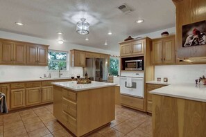 House, Multiple Beds, Patio (884 Loudon Rd.) | Private kitchen - Serene Creek Front Home With Games+grill! (Fredericksburg)