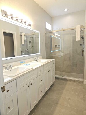 Shower, hair dryer, towels, soap - Sunshine Escape! 5BR Disney-Area Villa with South-Facing Pool (Kissimmee)