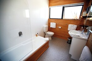 Combined shower/bathtub, free toiletries, hair dryer, towels - Birds Ferry Lodge (Virgin Flat)