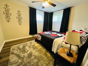 2 soverom, strykejern/-brett, reiseseng for barn og wi-fi