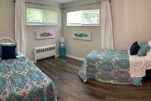 2 bedrooms, iron/ironing board, travel crib, WiFi - Filled with warmth & comfort-Home away from home (Cincinnati)