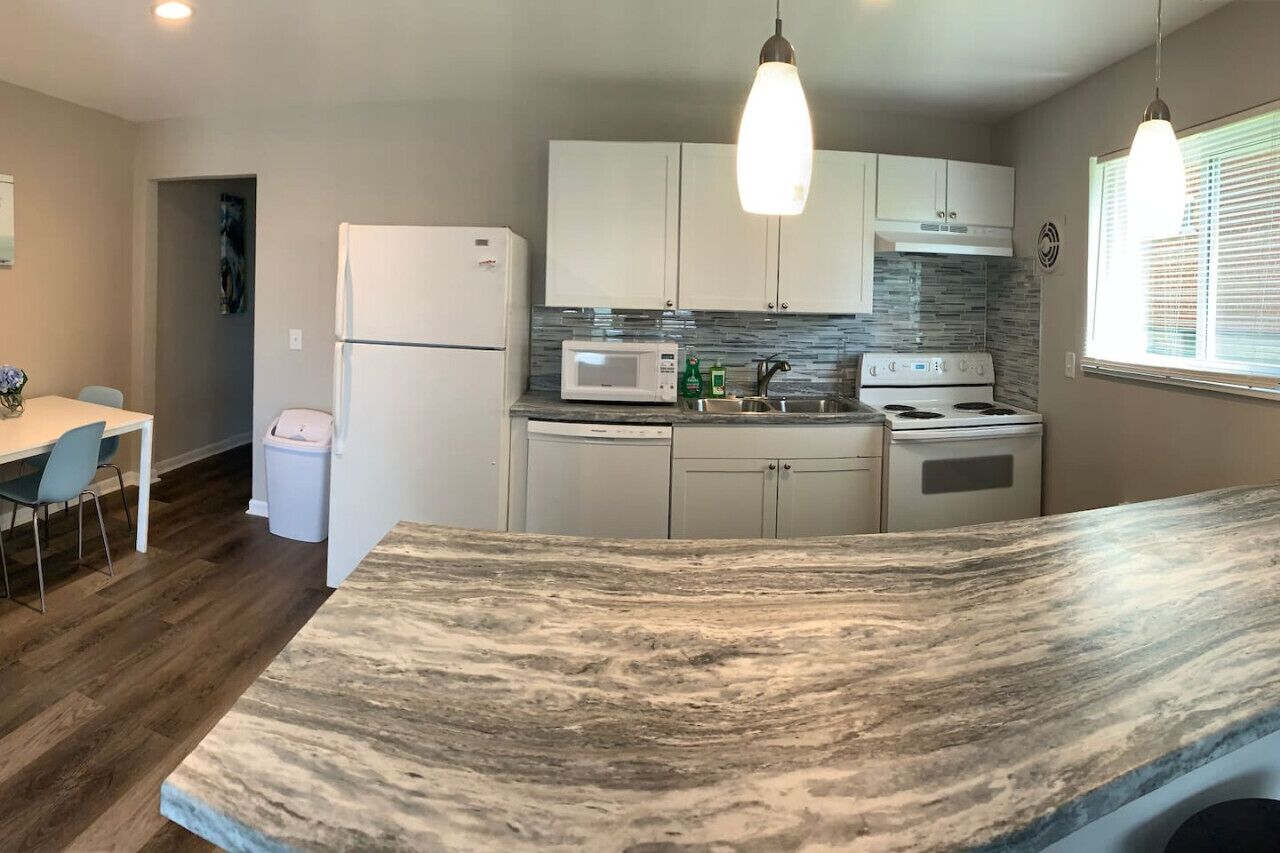 Fridge, microwave, stovetop, dishwasher