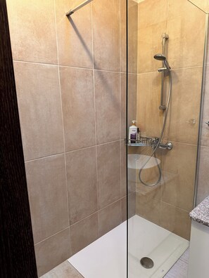 Suihku, pyyhkeet, saippua, vessapaperi