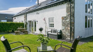 Outdoor dining - Cleifiog Fawr - sleeps 8 guests in 4 bedrooms (Valley)