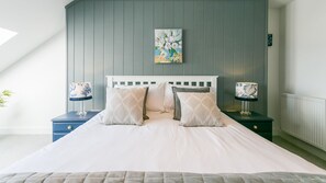 4 bedrooms, iron/ironing board, travel cot, free WiFi - Cleifiog Fawr - sleeps 8 guests in 4 bedrooms (Valley)