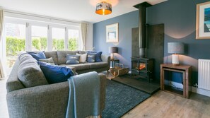 TV, fireplace - Cleifiog Fawr - sleeps 8 guests in 4 bedrooms (Valley)