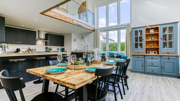 Dining - Cleifiog Fawr - sleeps 8 guests in 4 bedrooms (Valley)