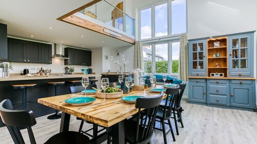 Cleifiog Fawr - sleeps 8 guests  in 4 bedrooms