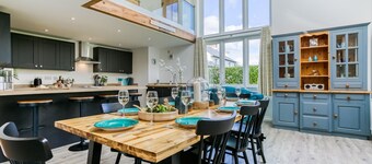 Cleifiog Fawr - sleeps 8 guests  in 4 bedrooms