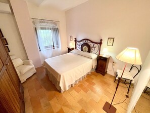 2 makuuhuonetta, silitysrauta/-lauta, ilmainen Wi-Fi, vuodevaatteet