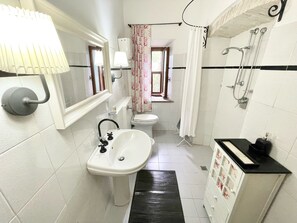Een douche, een haardroger, een bidet, handdoeken