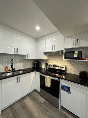 Réfrigérateur, micro-ondes, four, plaque de cuisson