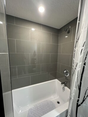 Handtücher, Seife, Shampoo, Toilettenpapier
