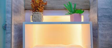 1 habitación, escritorio y espacio para trabajar con laptop